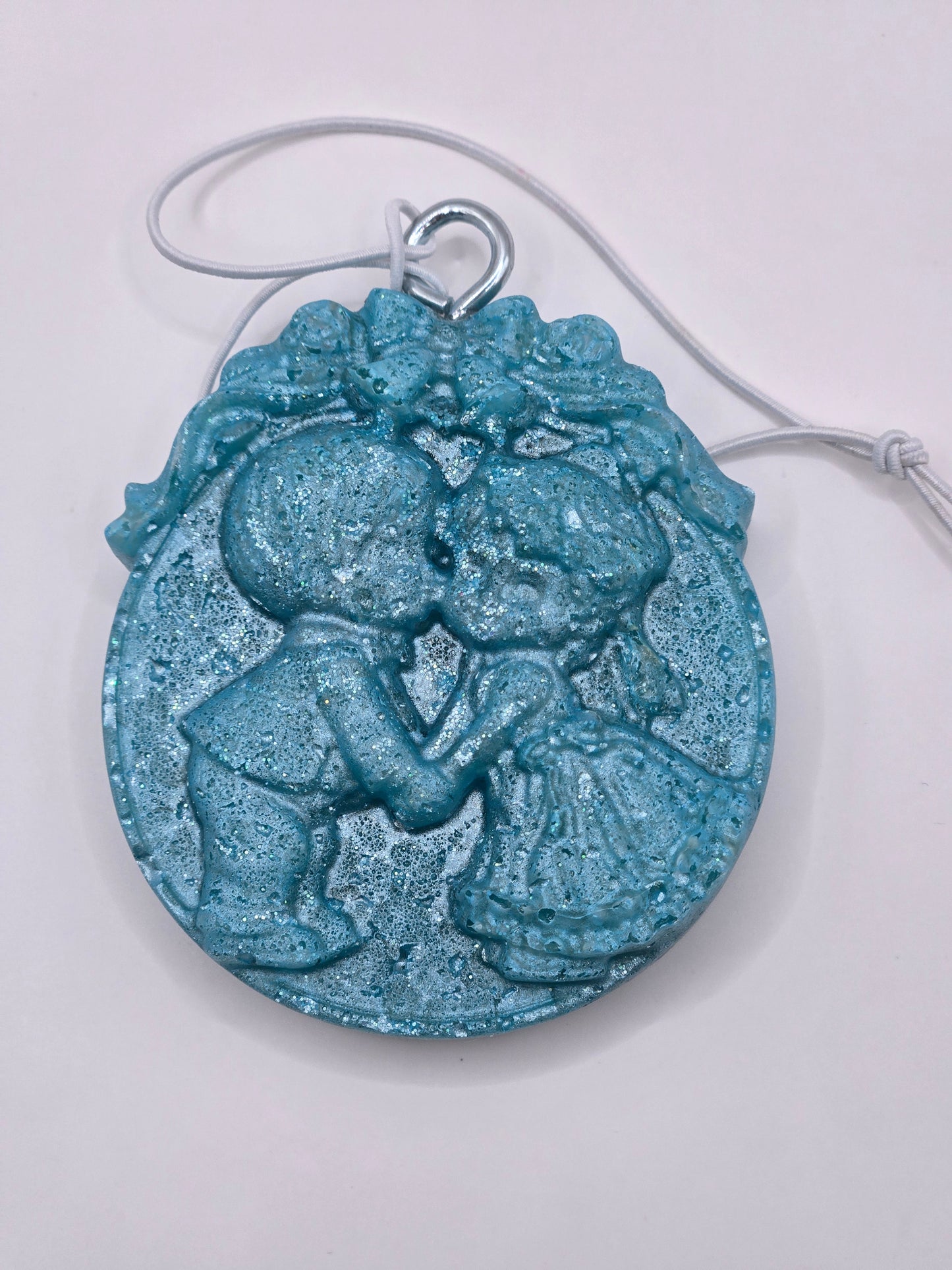 Boy & Girl Kissing HANGING FRESHIE