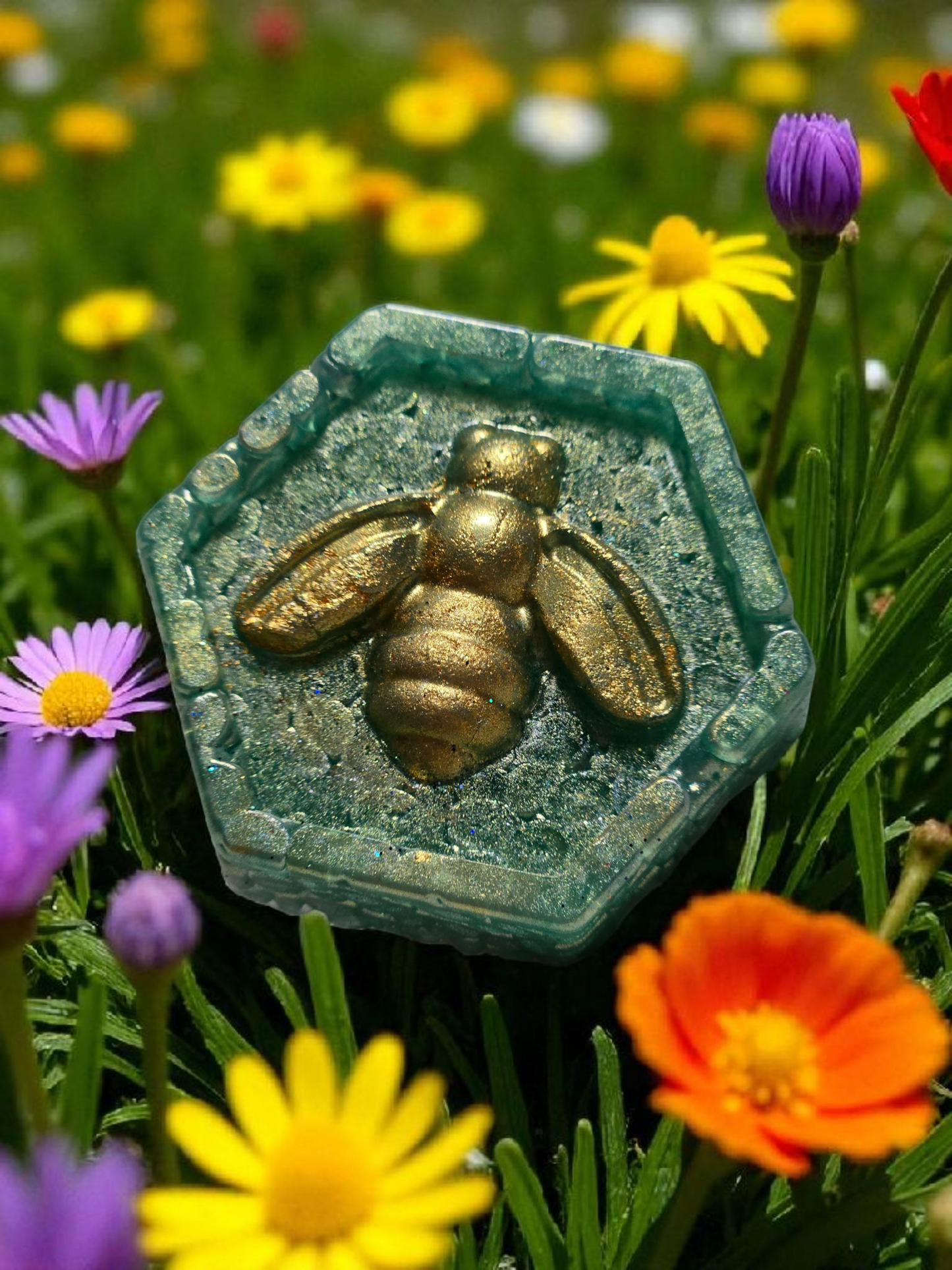 HoneyComb with Honeybee Car/Room Vent Freshie