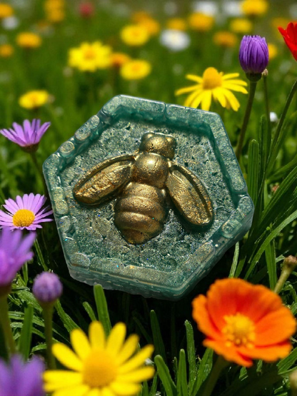 HoneyComb with Honeybee Car/Room Vent Freshie